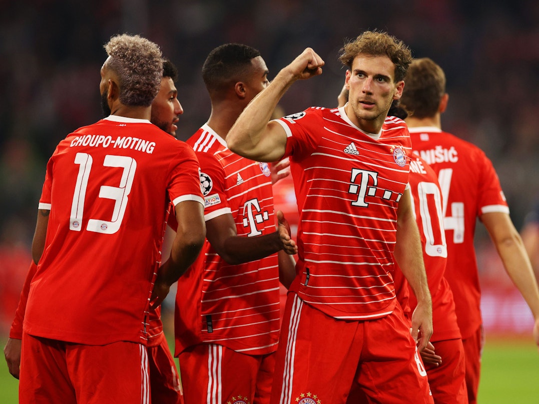 Leon Goretzka reckt beim Spiel des FC Bayern gegen Viktoria Pilsen die Siegerfaust