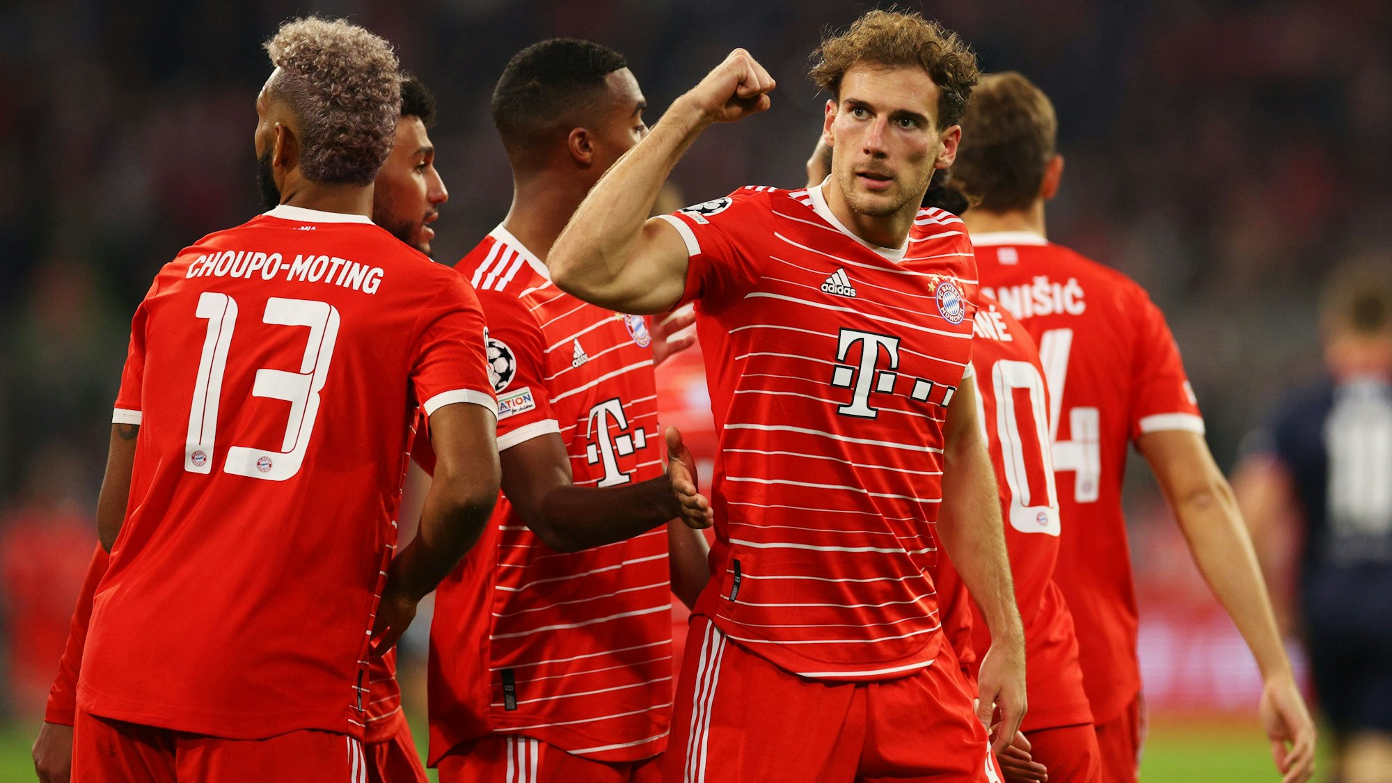 Leon Goretzka reckt beim Spiel des FC Bayern gegen Viktoria Pilsen die Siegerfaust