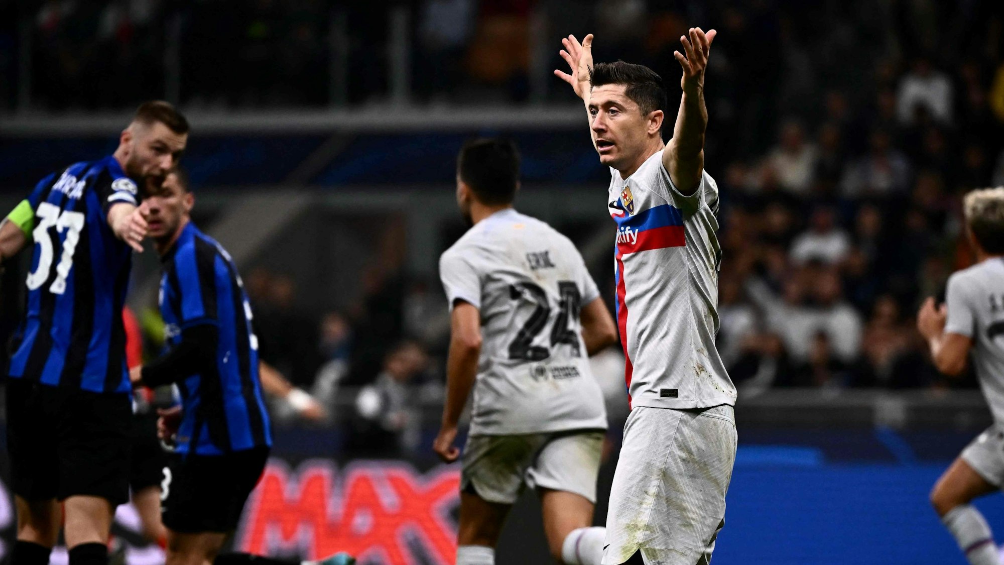 Robert Lewandowski hadert bei der zweiten Niederlage des FC Barcelona in Folge in der Champions League.