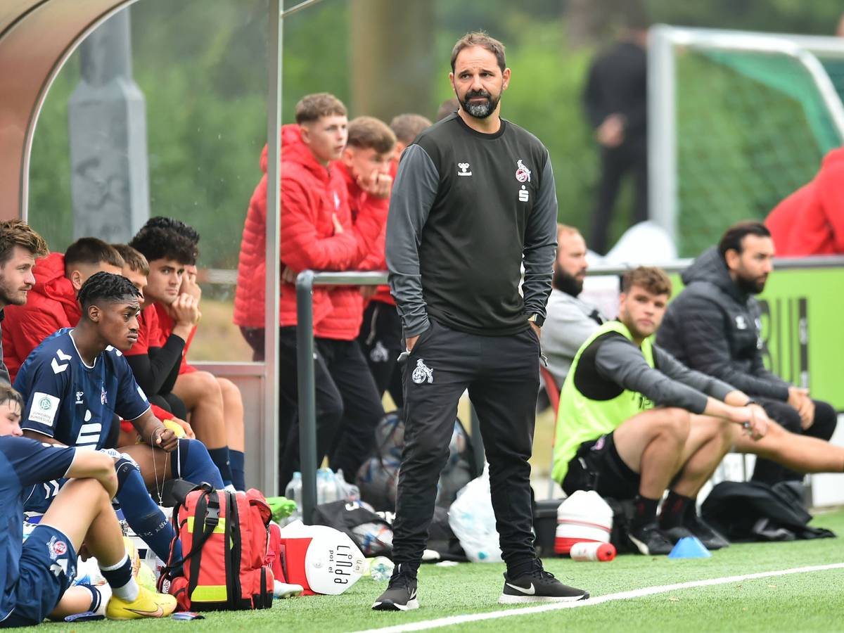 Stefan Ruthenbeck, Trainer der U19 des 1. FC Köln steht am Spielfeldrand.