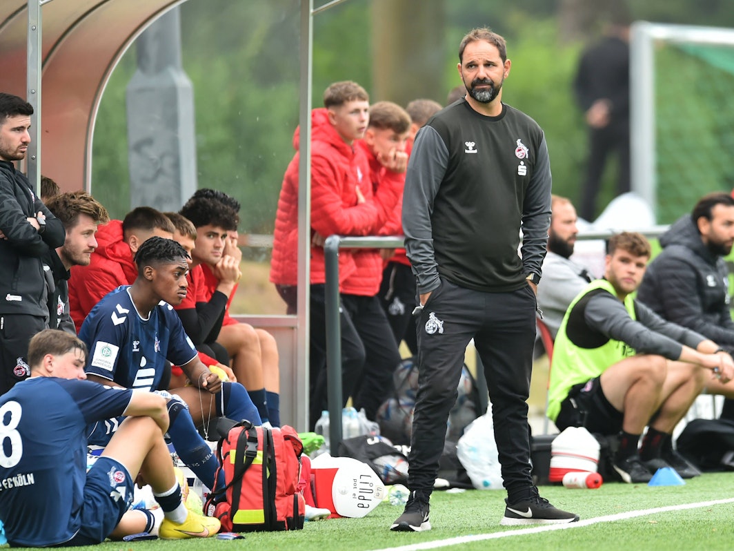 Stefan Ruthenbeck, Trainer der U19 des 1. FC Köln steht am Spielfeldrand.