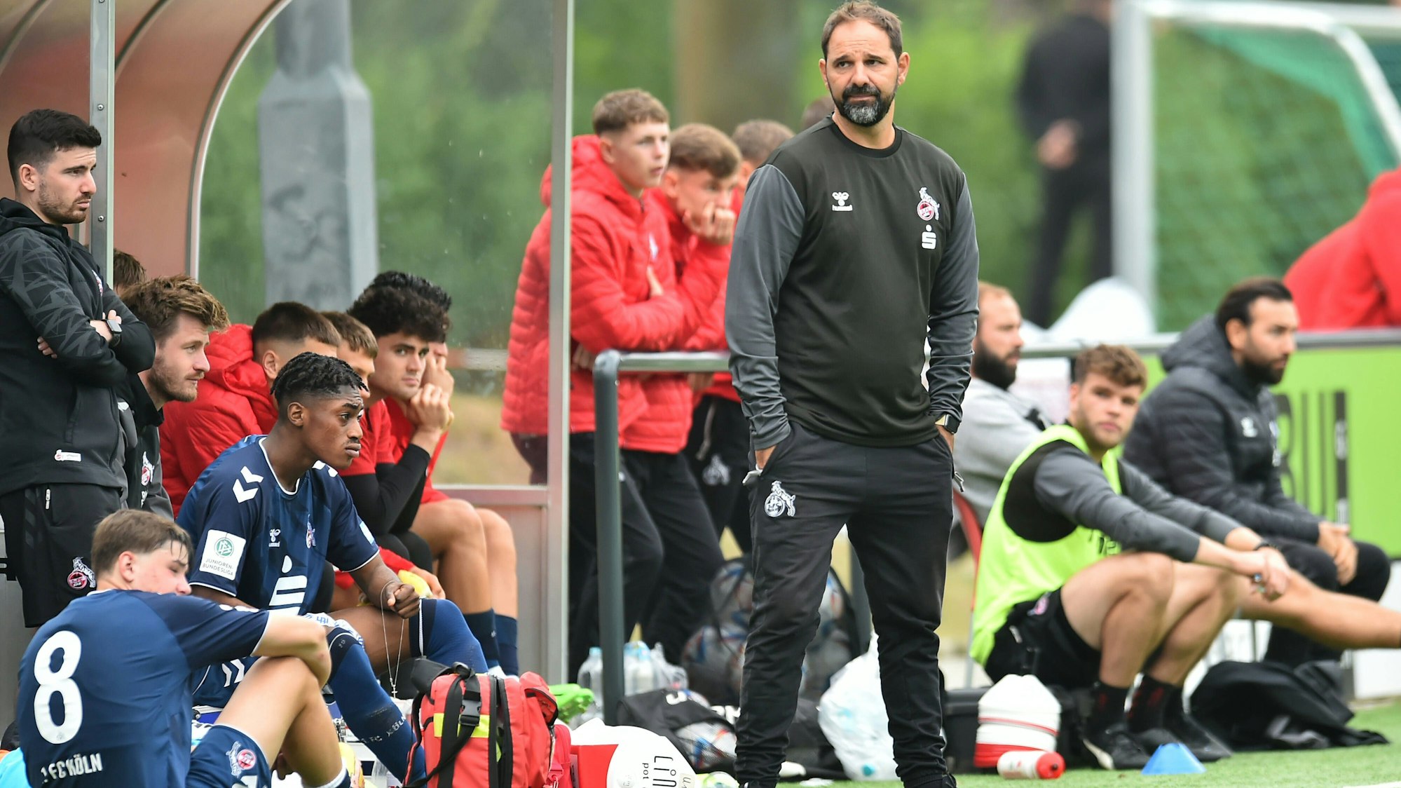 Stefan Ruthenbeck, Trainer der U19 des 1. FC Köln steht am Spielfeldrand.