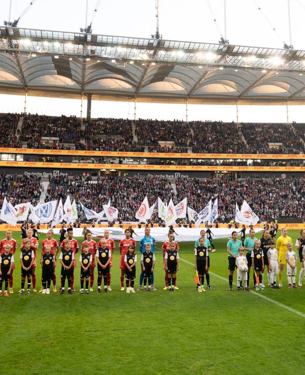 Die Mannschaften von Eintracht Frankfurt und Bayern München vor dem Auftaktspiel der Frauen-Bundesliga