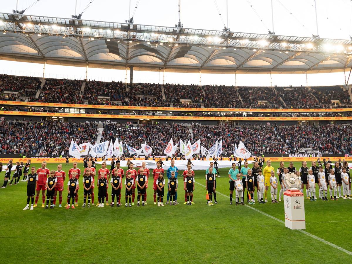 Die Mannschaften von Eintracht Frankfurt und Bayern München vor dem Auftaktspiel der Frauen-Bundesliga