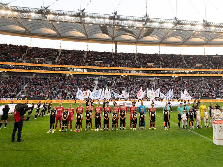 Die Mannschaften von Eintracht Frankfurt und Bayern München vor dem Auftaktspiel der Frauen-Bundesliga