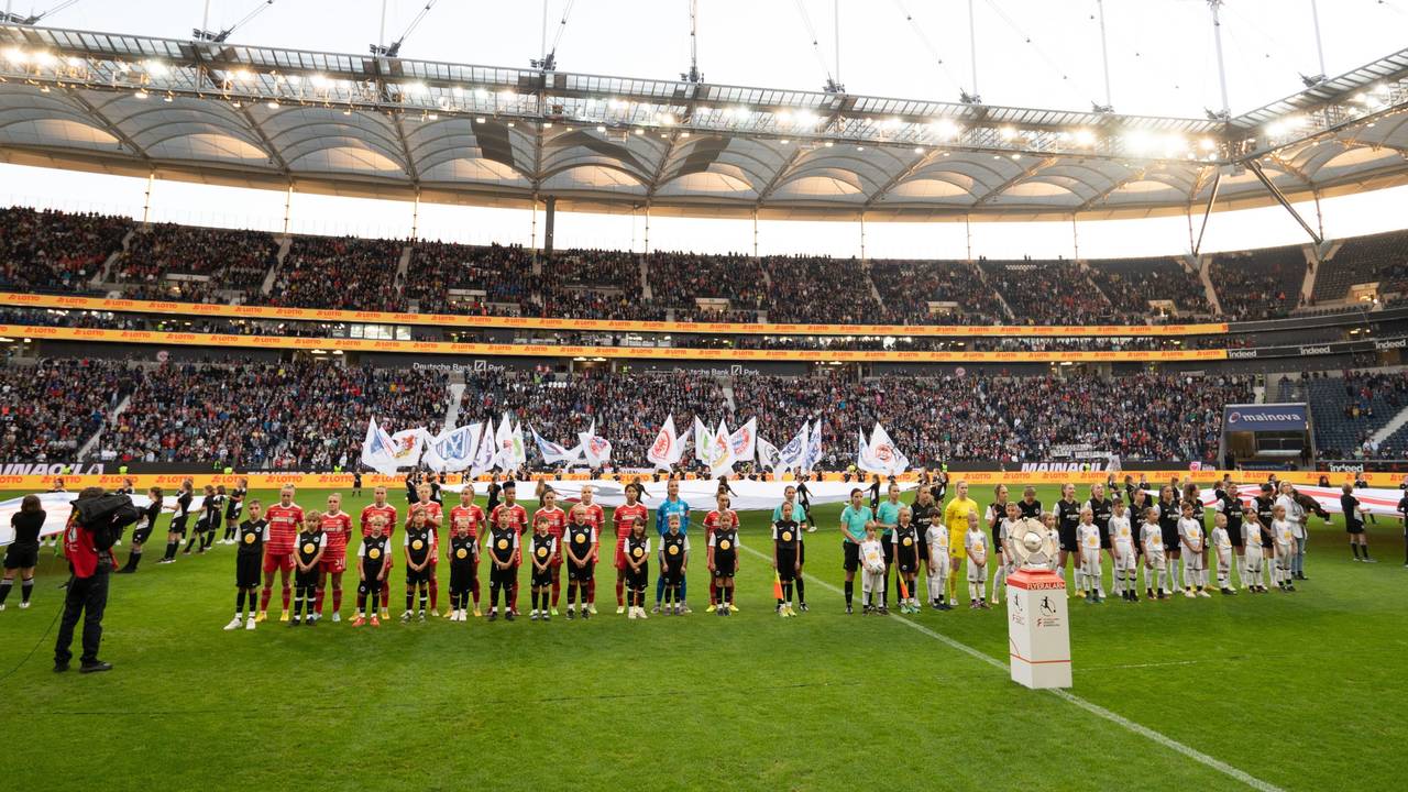 Die Mannschaften von Eintracht Frankfurt und Bayern München vor dem Auftaktspiel der Frauen-Bundesliga
