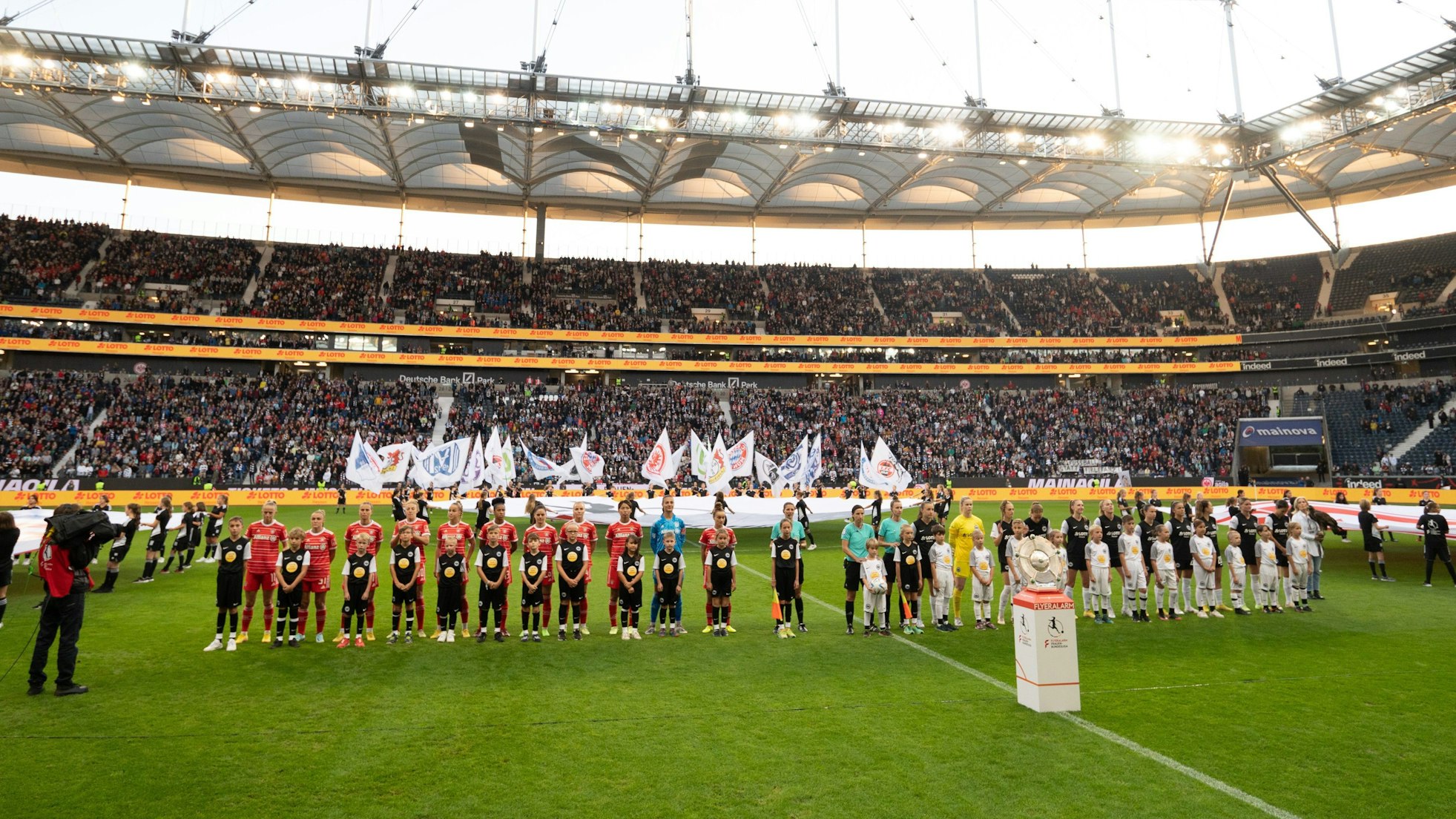 Die Mannschaften von Eintracht Frankfurt und Bayern München vor dem Auftaktspiel der Frauen-Bundesliga