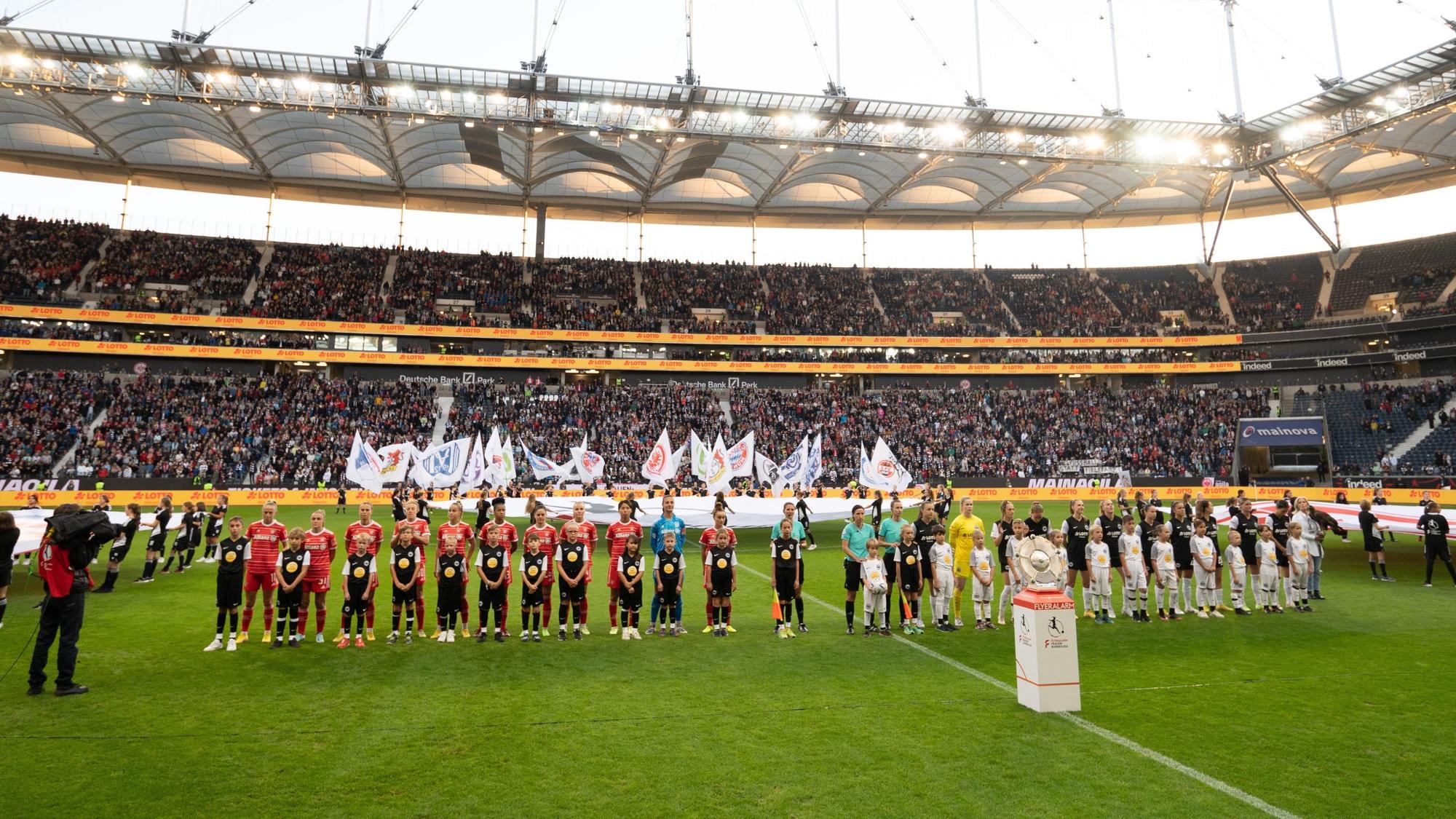 Die Mannschaften von Eintracht Frankfurt und Bayern München vor dem Auftaktspiel der Frauen-Bundesliga