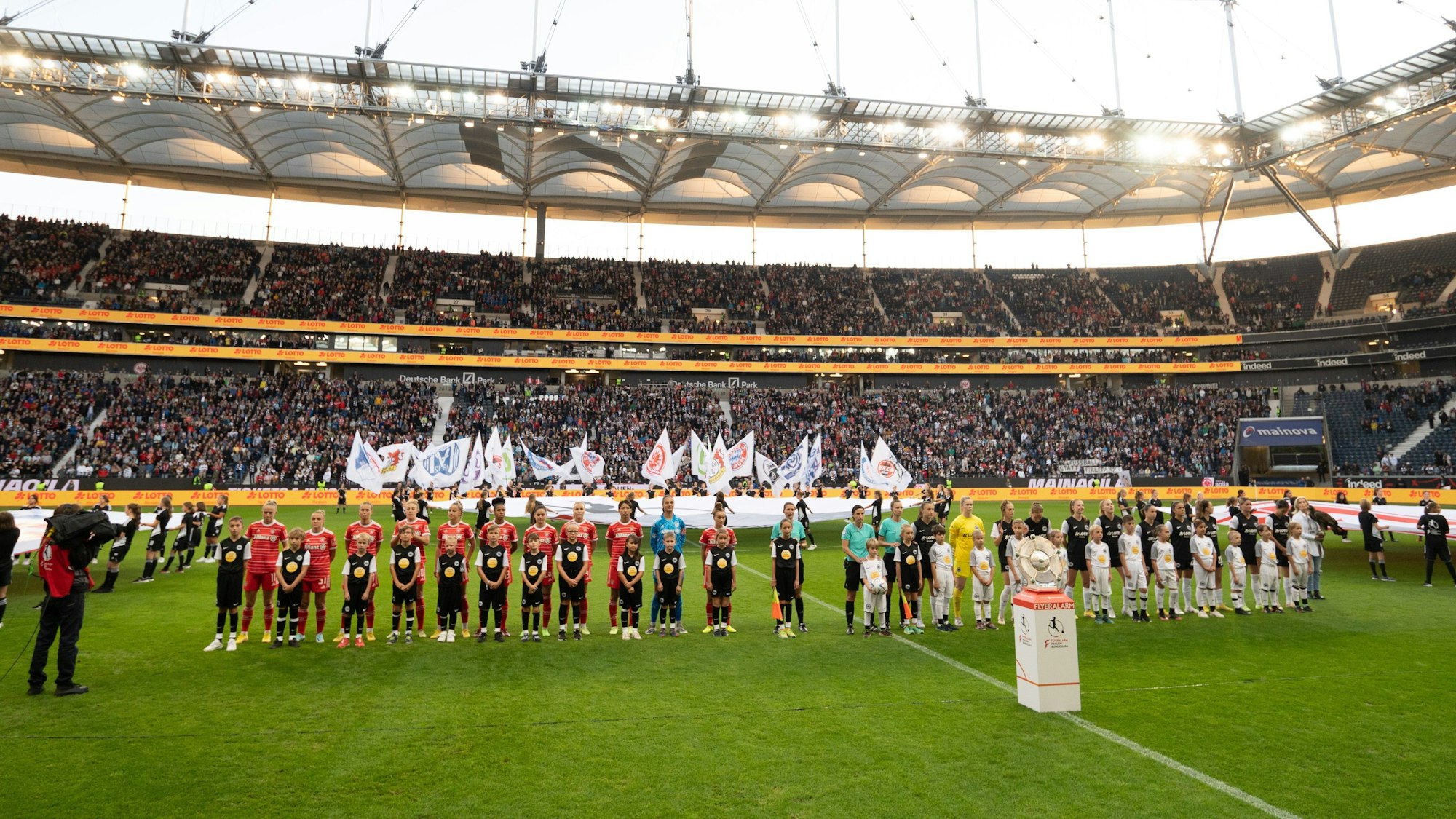 Die Mannschaften von Eintracht Frankfurt und Bayern München vor dem Auftaktspiel der Frauen-Bundesliga
