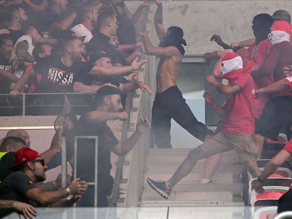 Das Auftakt-Spiel des 1. FC Köln in der Conference League bei OGC Nizza war von massiven Krawallen überschattet worden.