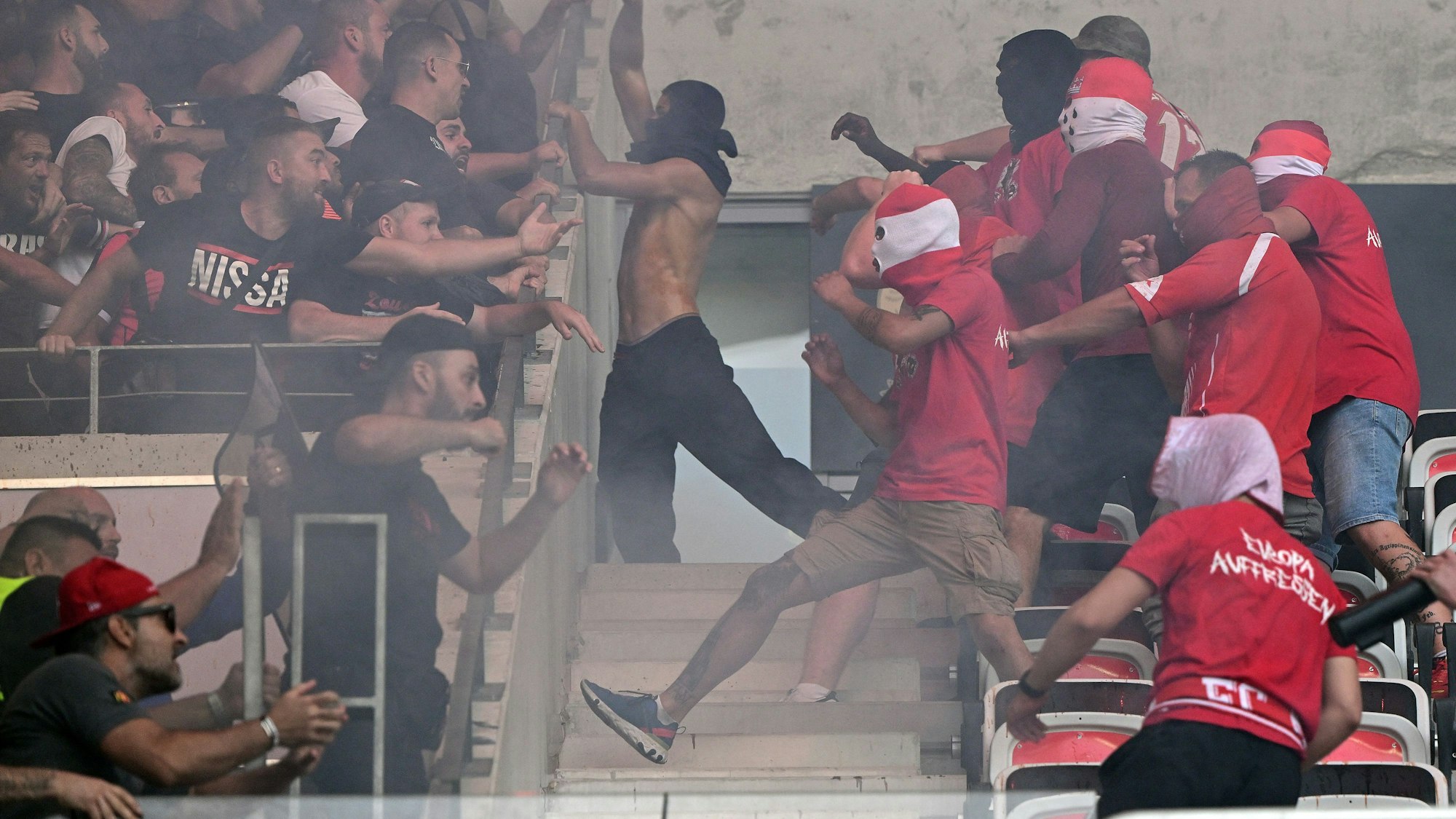 Das Auftakt-Spiel des 1. FC Köln in der Conference League bei OGC Nizza war von massiven Krawallen überschattet worden.
