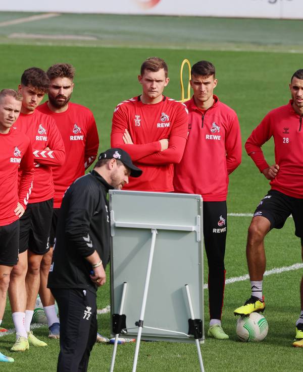 Die Mannschaft des 1. FC Köln an der Taktitafel.