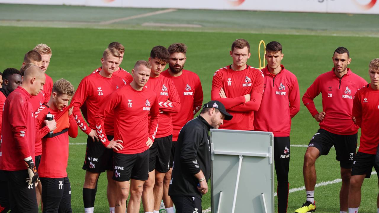 Die Mannschaft des 1. FC Köln an der Taktitafel.