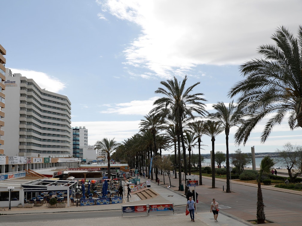 Hotels und Geschäfte am Strand von Arenal.