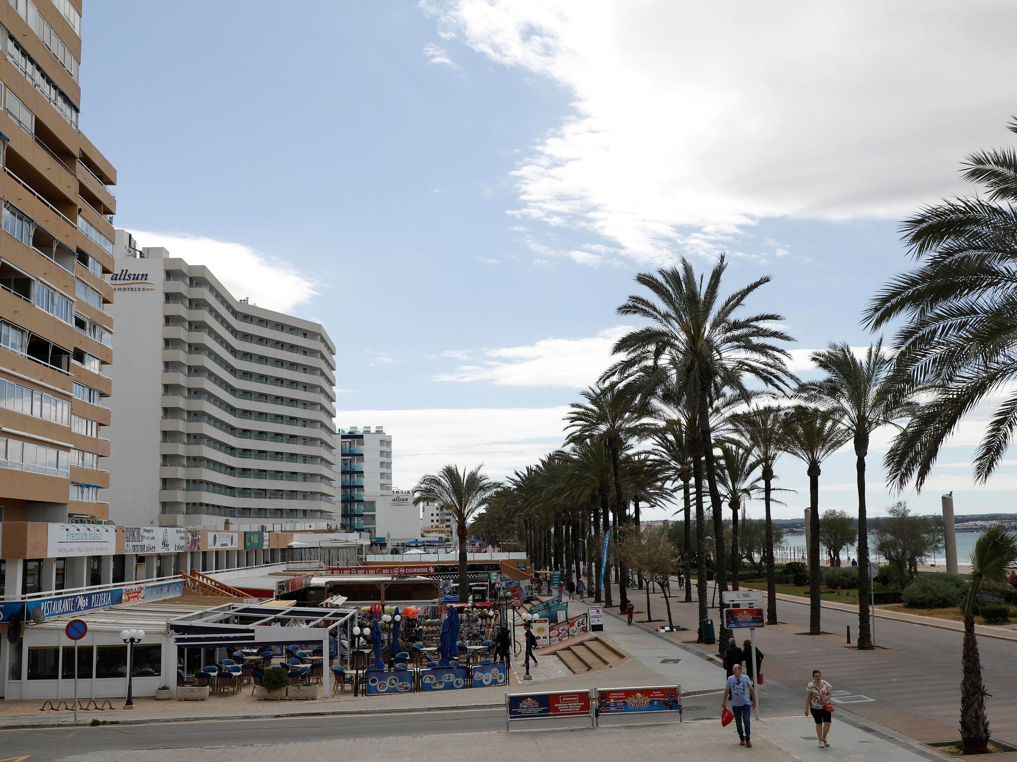 Hotels und Geschäfte am Strand von Arenal.