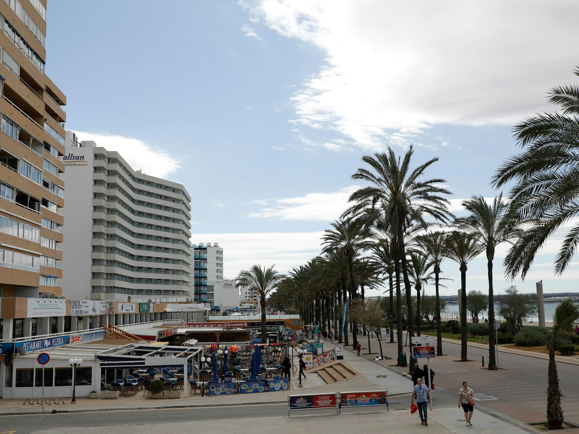 Hotels und Geschäfte am Strand von Arenal.