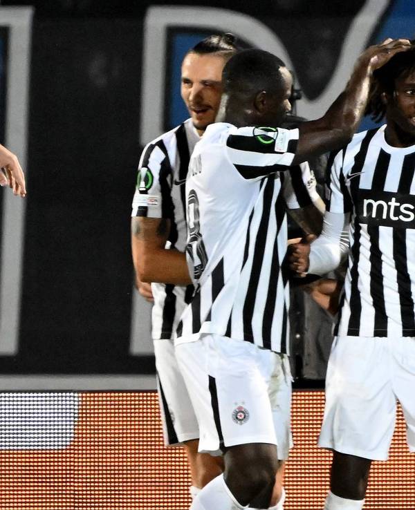 Die Spieler von Partizan Belgrad jubeln über ein Tor in der Conference League.
