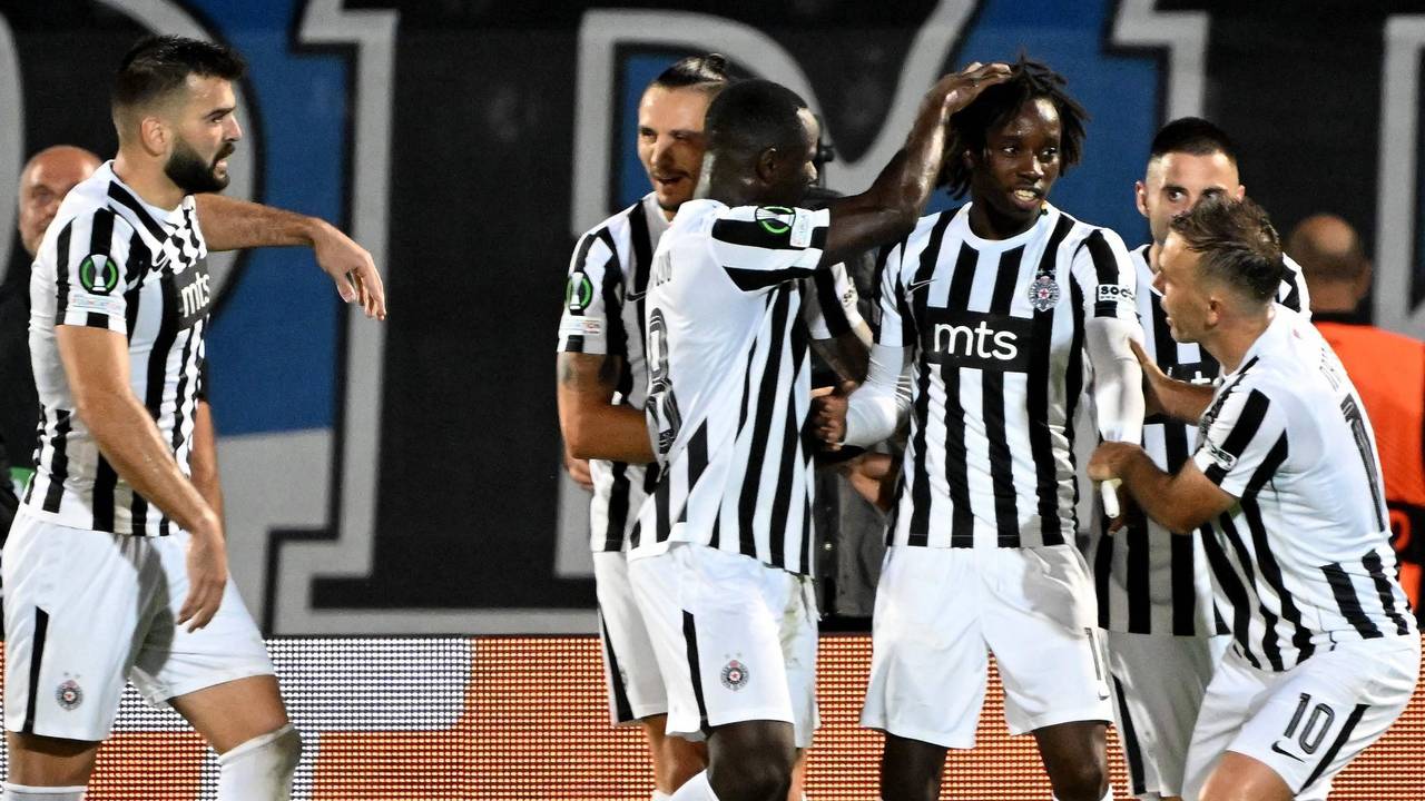 Die Spieler von Partizan Belgrad jubeln über ein Tor in der Conference League.