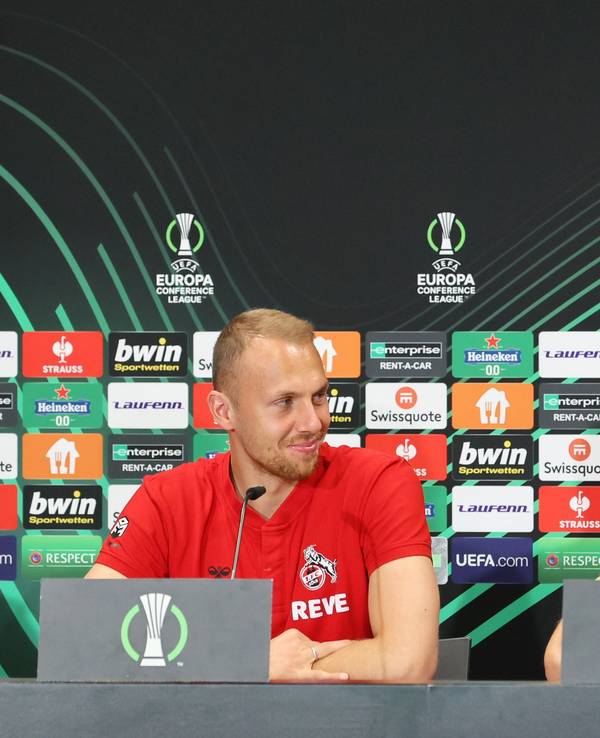 Marvin Schwäbe (links) und Steffen Baumgart lächeln auf der Pressekonferenz des 1. FC Köln am 5. Oktober 2022.