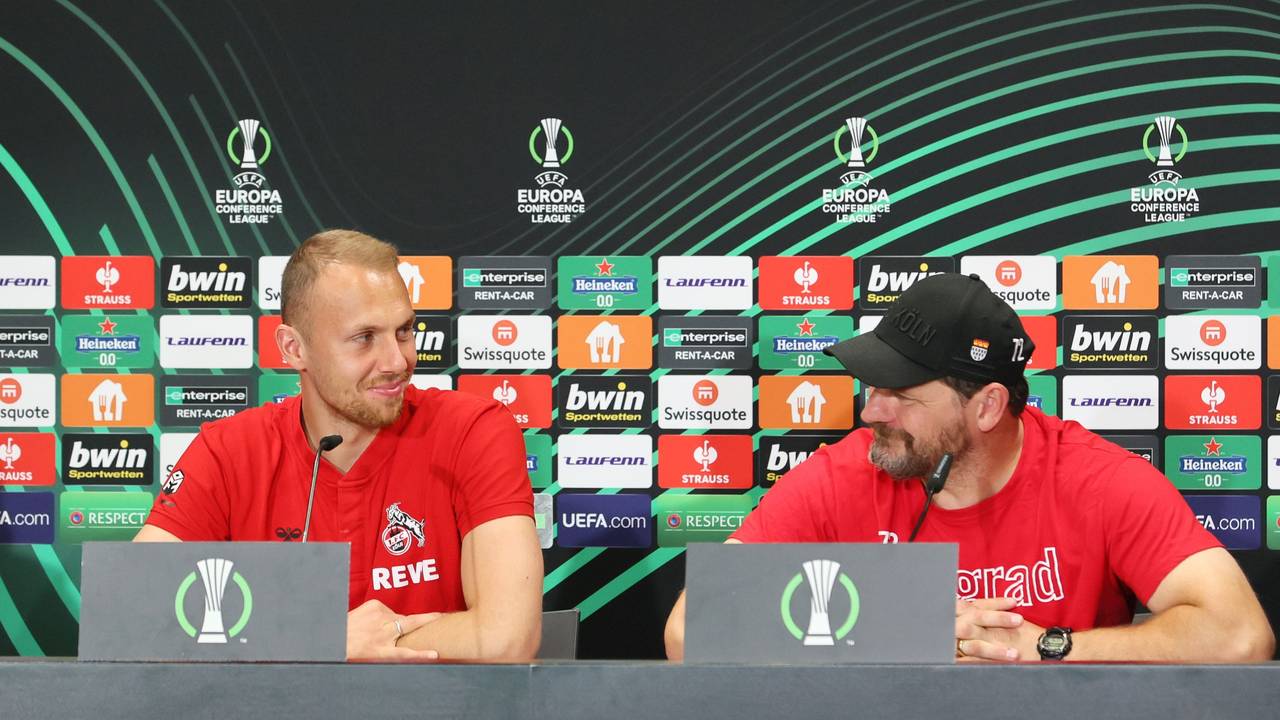 Marvin Schwäbe (links) und Steffen Baumgart lächeln auf der Pressekonferenz des 1. FC Köln am 5. Oktober 2022.