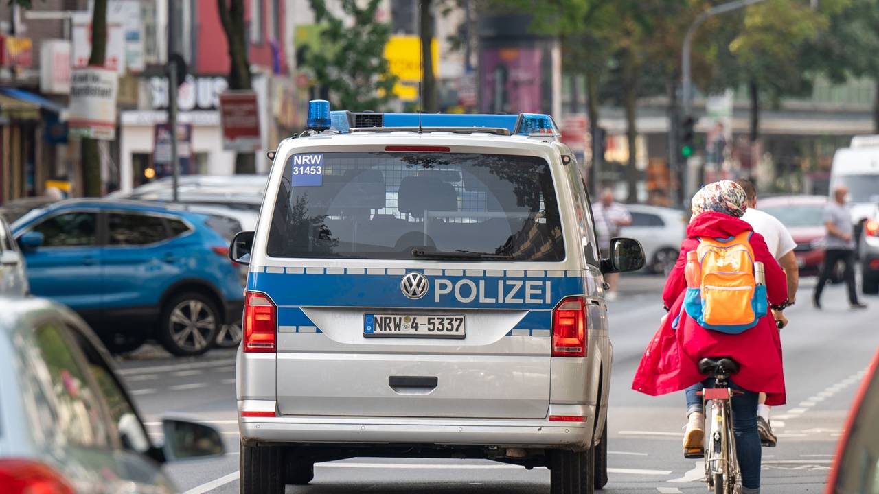 Polizeiauto neben einer Radfahrerin auf der Kalker Hauptstraße.