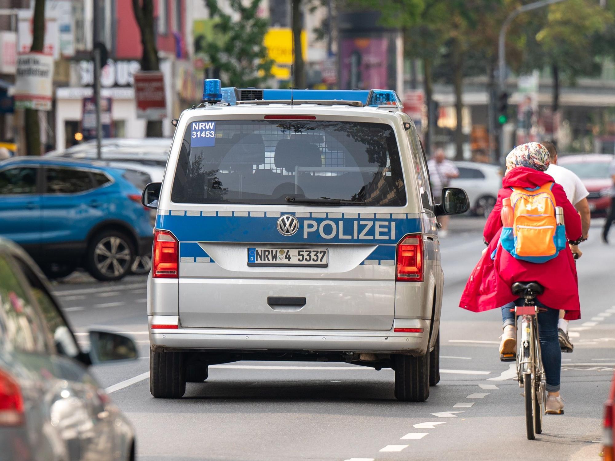 Polizeiauto neben einer Radfahrerin auf der Kalker Hauptstraße.