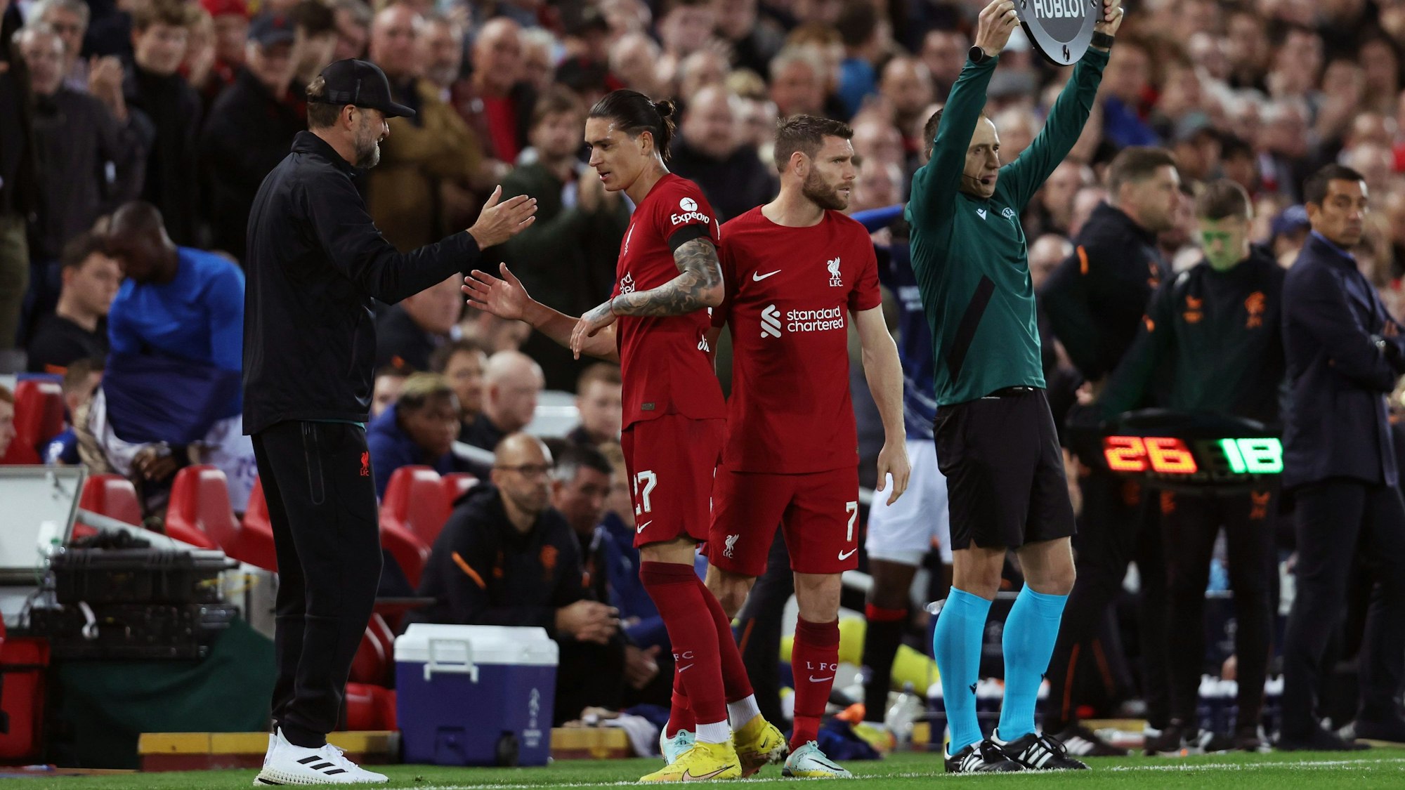 Jürgen Klopp spricht in der Champions League mit Liverpool-Stürmer Darwin Núñez