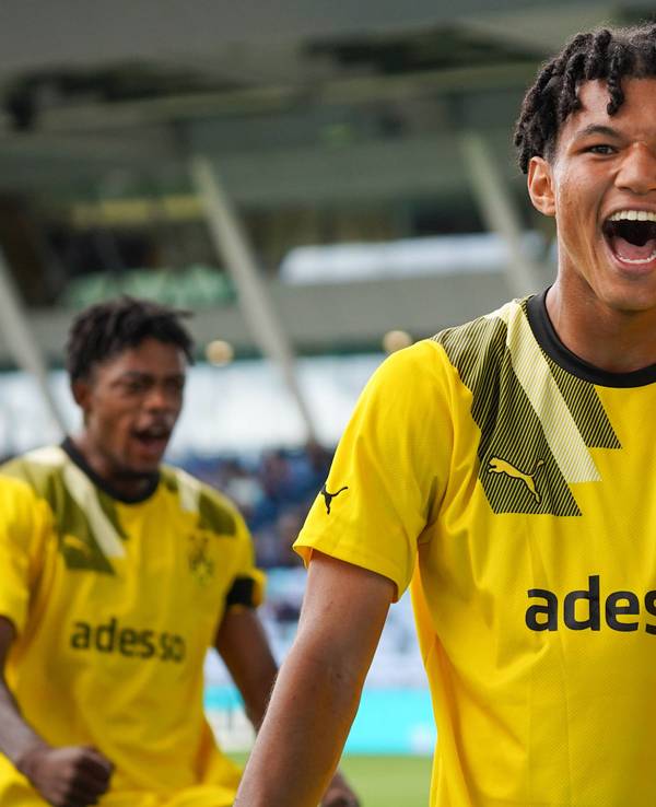 Paris Brunner bejubelt ein Tor für Borussia Dortmund in der Youth League.