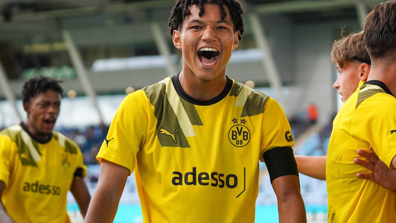 Paris Brunner bejubelt ein Tor für Borussia Dortmund in der Youth League.