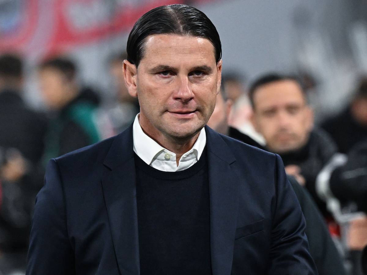 Trainer Gerardo Seoane von Leverkusen kommt vor dem Spiel in das Stadion.