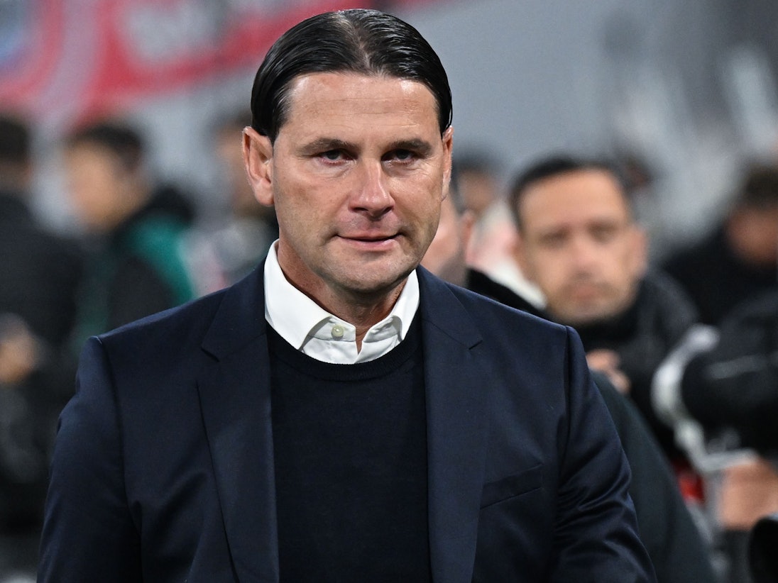 Trainer Gerardo Seoane von Leverkusen kommt vor dem Spiel in das Stadion.