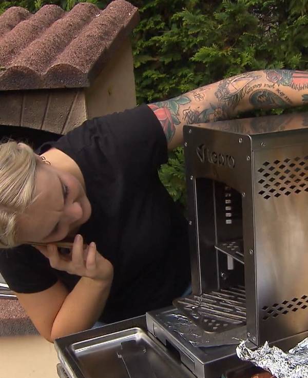 „Das perfekte Dinner“-Kandidatin Jenni bekommt den Grill einfach nicht an.