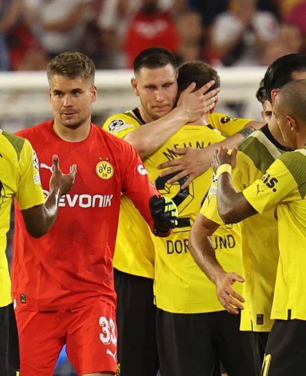 Anthony Modeste klatscht nach dem BVB-Sieg in der Champions League beim FC Sevilla mit Torwart Alexander Meyer ab.