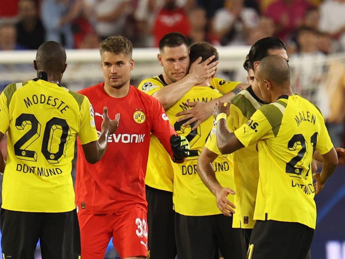 Anthony Modeste klatscht nach dem BVB-Sieg in der Champions League beim FC Sevilla mit Torwart Alexander Meyer ab.