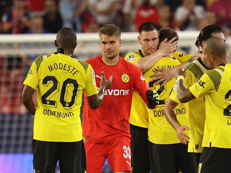 Anthony Modeste klatscht nach dem BVB-Sieg in der Champions League beim FC Sevilla mit Torwart Alexander Meyer ab.