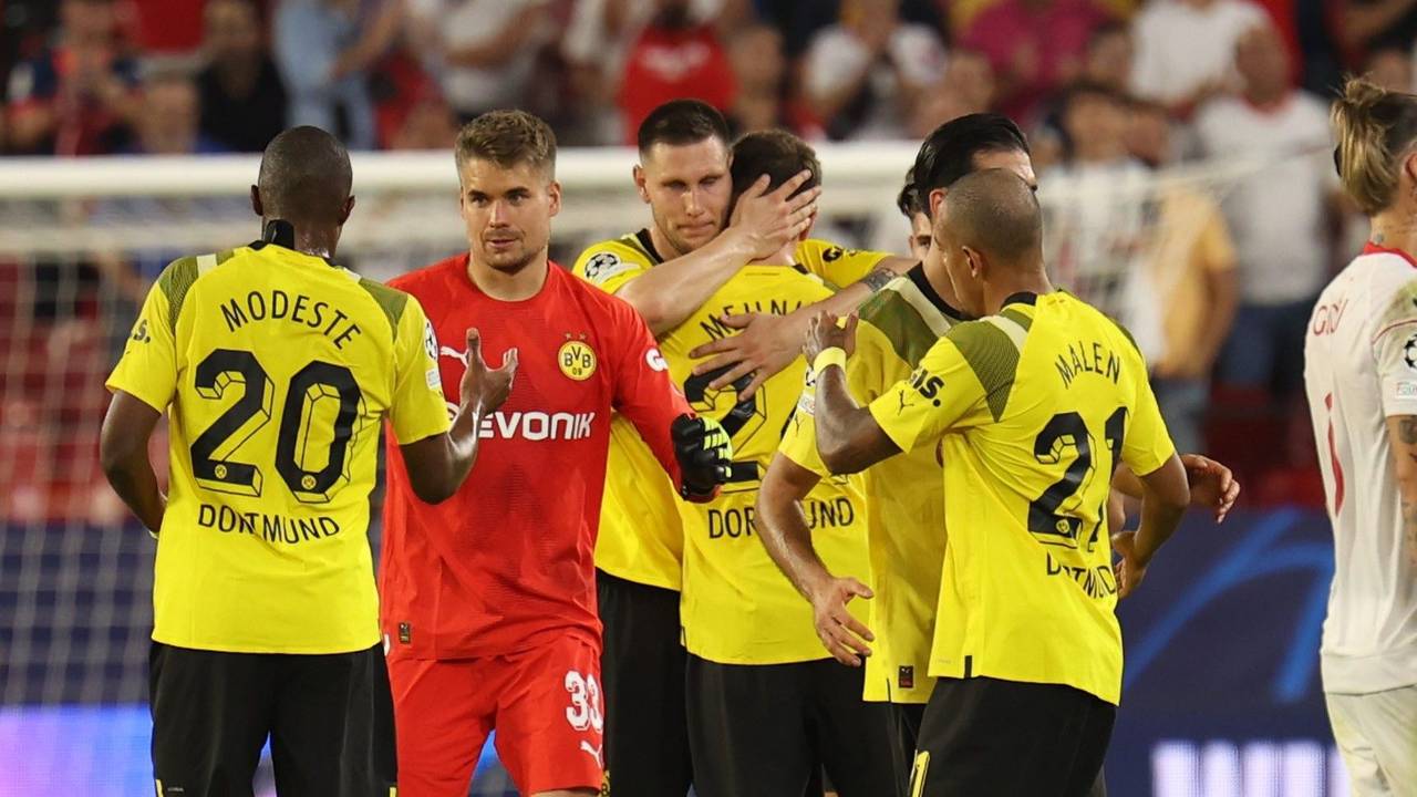 Anthony Modeste klatscht nach dem BVB-Sieg in der Champions League beim FC Sevilla mit Torwart Alexander Meyer ab.