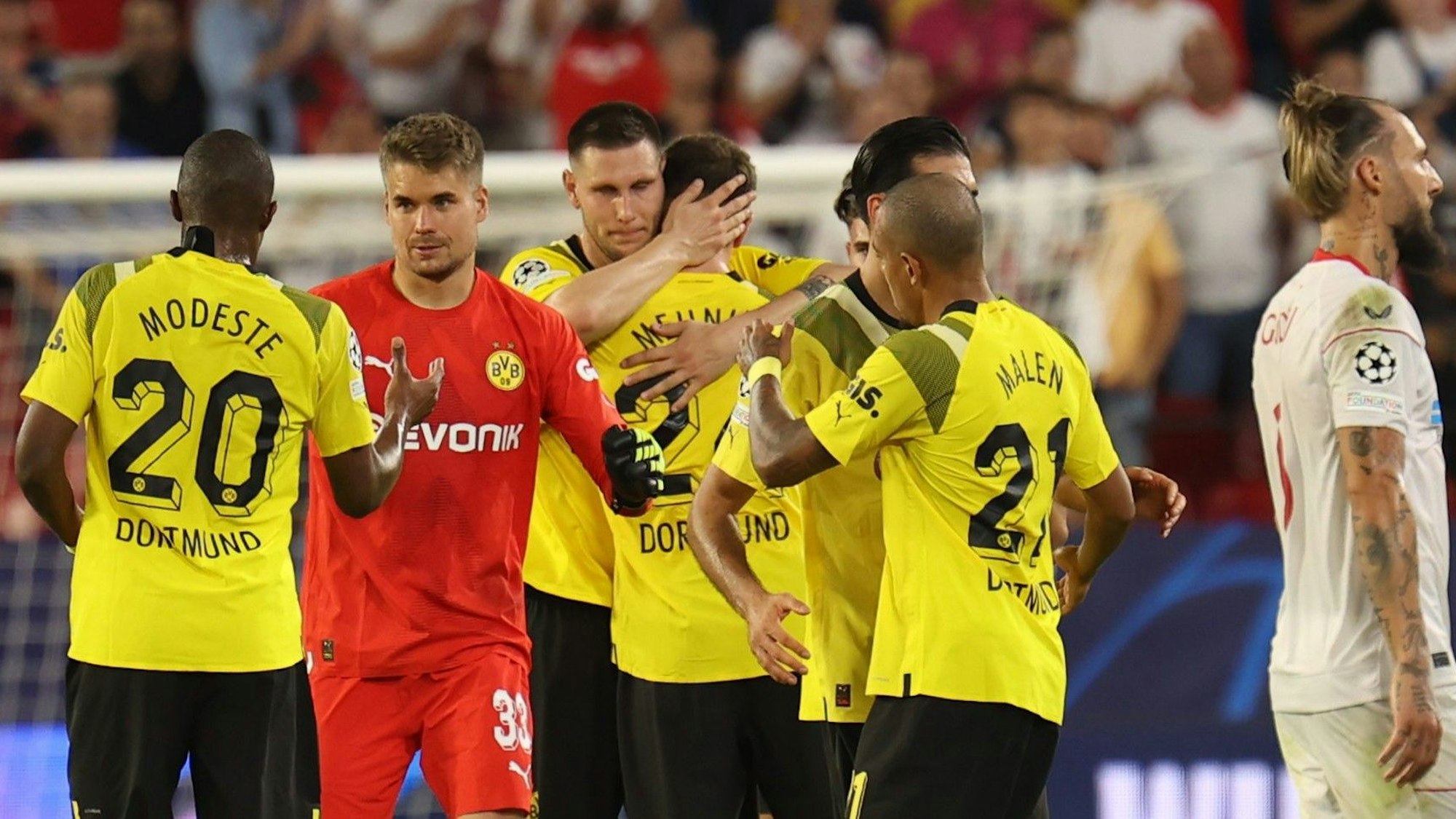 Anthony Modeste klatscht nach dem BVB-Sieg in der Champions League beim FC Sevilla mit Torwart Alexander Meyer ab.