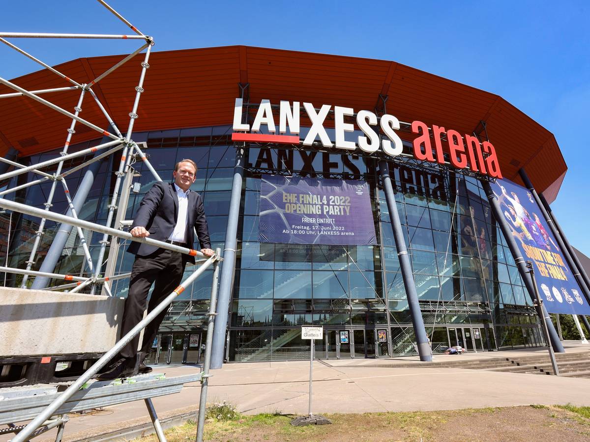 Arena-Chef Stefan Löcher
steht vor der Halle.