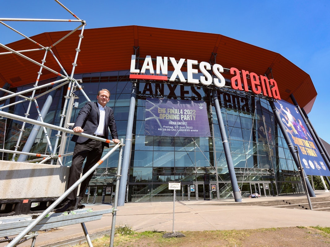 Arena-Chef Stefan Löcher
steht vor der Halle.