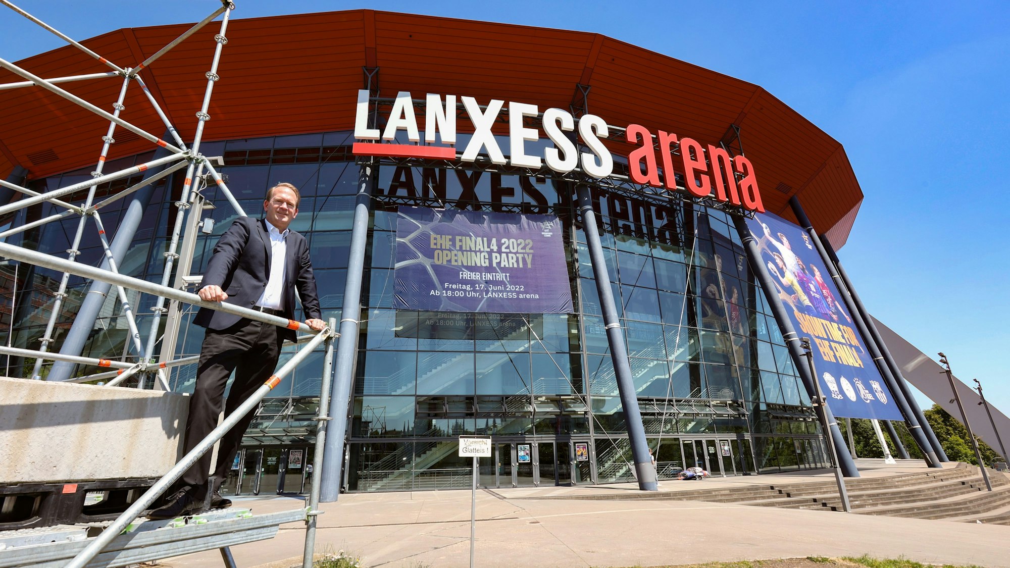 Arena-Chef Stefan Löcher
steht vor der Halle.