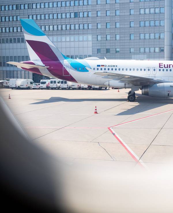 Eine Maschine von Eurowings steht auf dem Flughafen Düsseldorf.