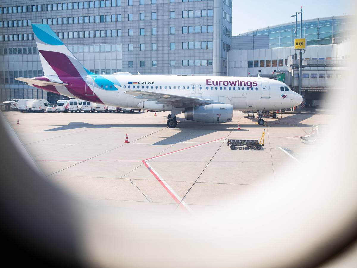 Eine Maschine von Eurowings steht auf dem Flughafen.