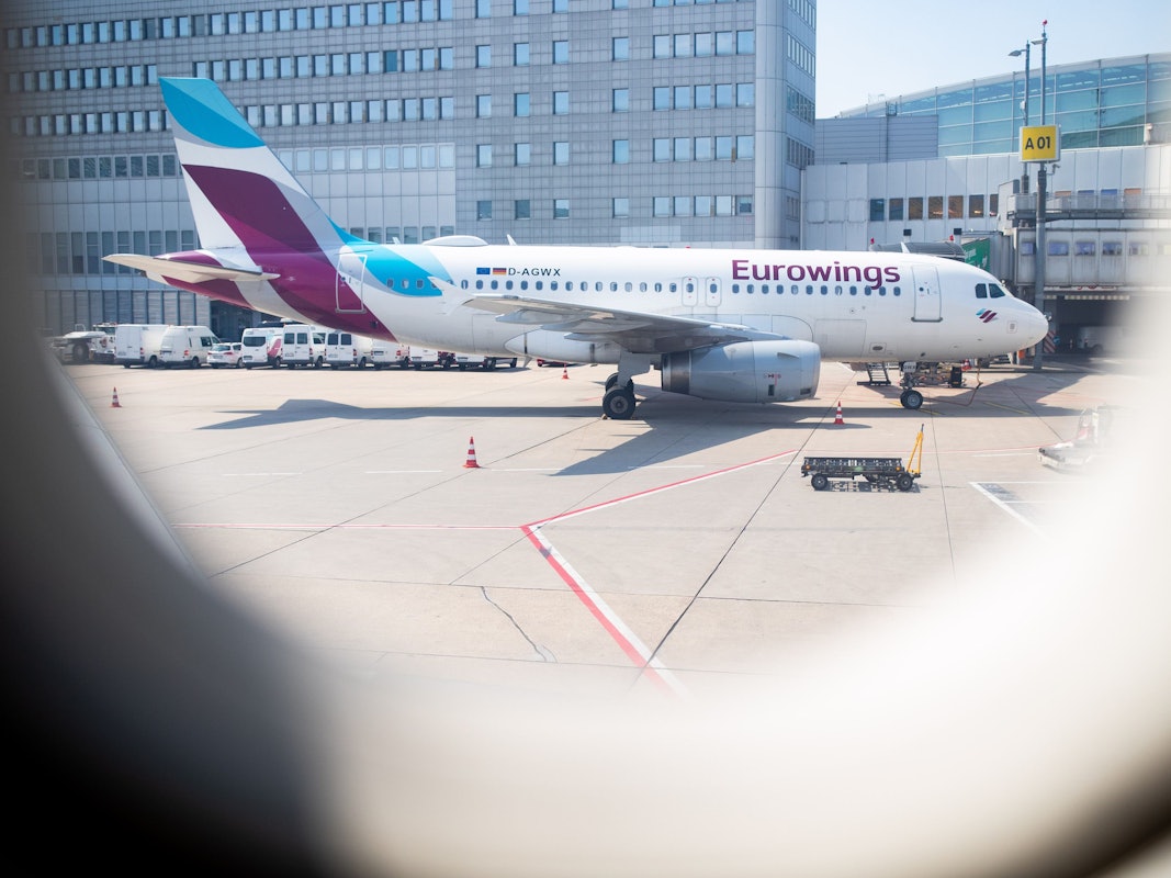 Eine Maschine von Eurowings steht auf dem Flughafen.
