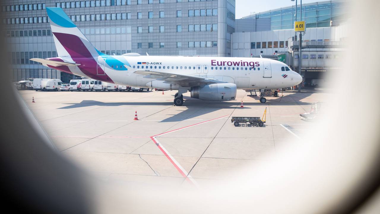 Eine Maschine von Eurowings steht auf dem Flughafen Düsseldorf.