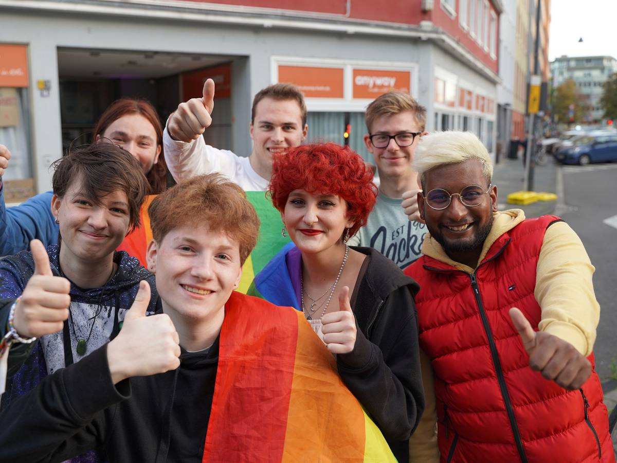 Jugendliche aus Köln posieren vor der Beratungsstelle „anyway“.