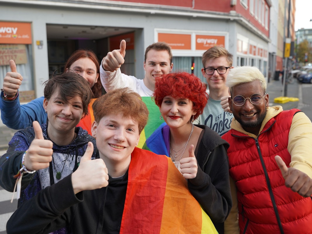 Jugendliche aus Köln posieren vor der Beratungsstelle „anyway“.