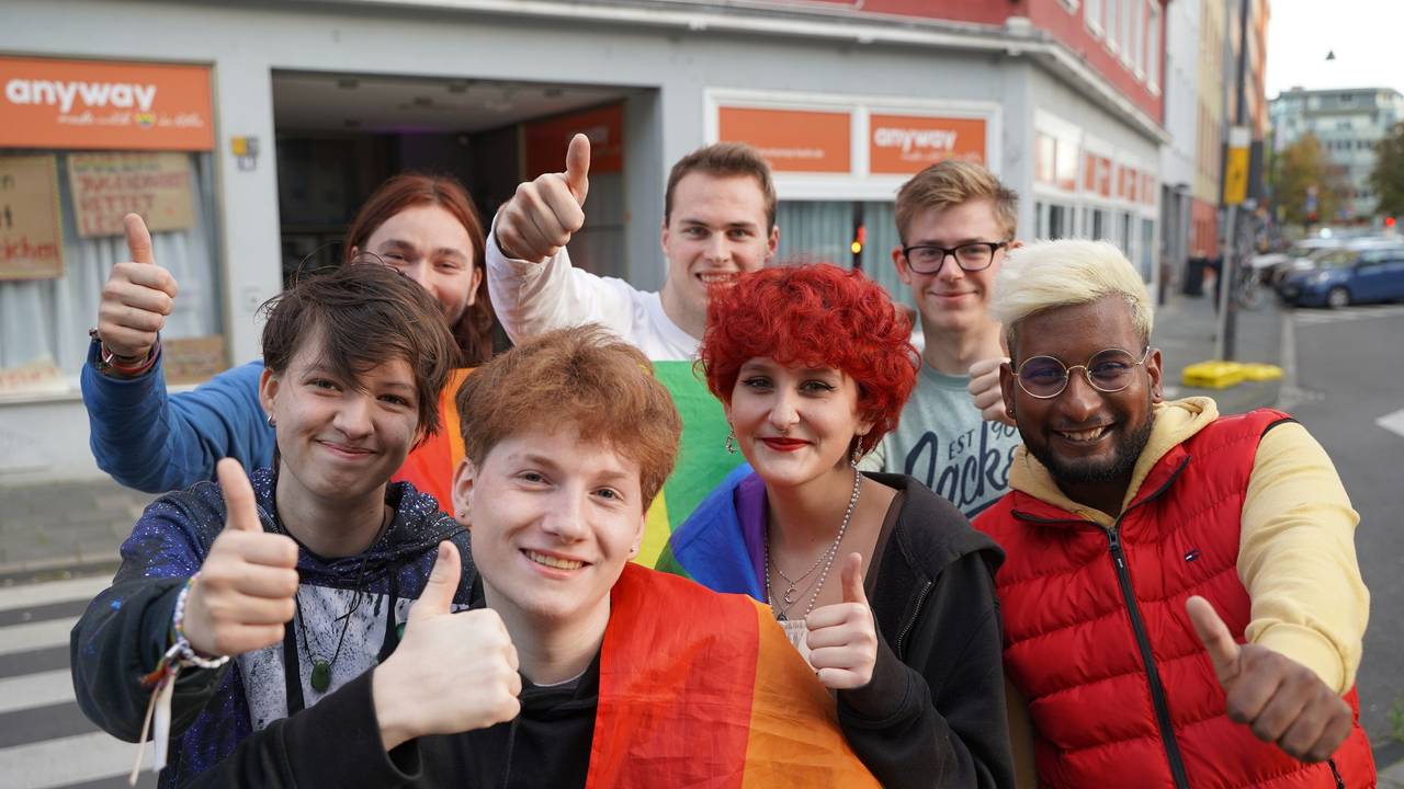 Die LGBTQI+-Community unterstützt die Jugendberatungsstelle anyway in Köln.
