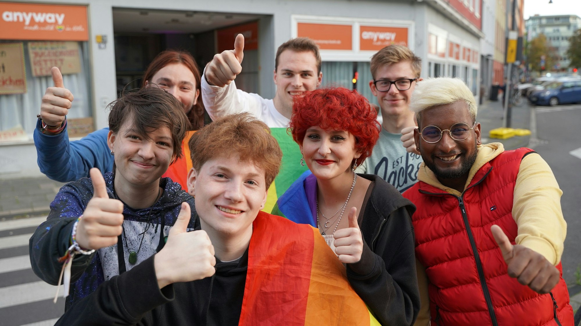 Jugendliche aus Köln posieren vor der Beratungsstelle „anyway“.