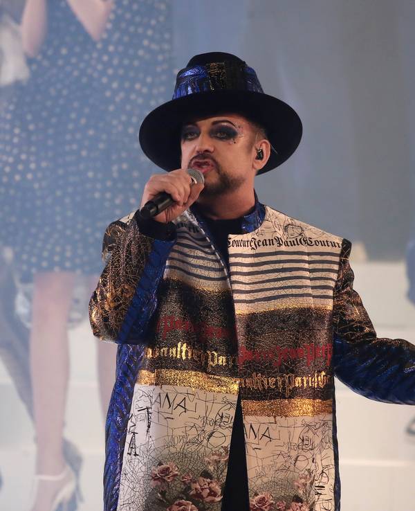 Der Sänger Boy George tritt während der letzten Haute Couture-Kollektion Frühjahr/Sommer 2020 von Jean Paul Gaultier auf.