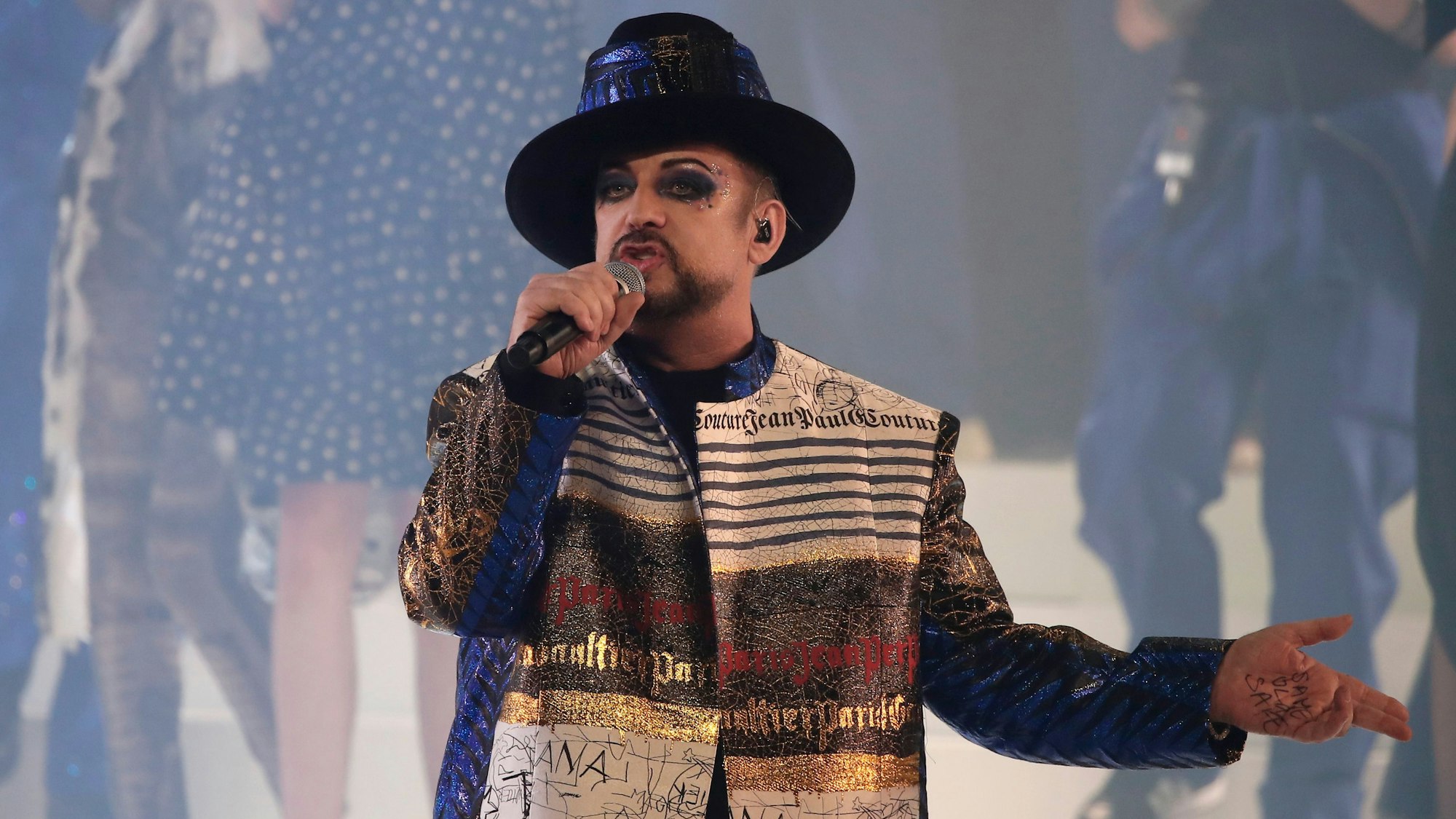 Der Sänger Boy George tritt während der letzten Haute Couture-Kollektion Frühjahr/Sommer 2020 von Jean Paul Gaultier auf.